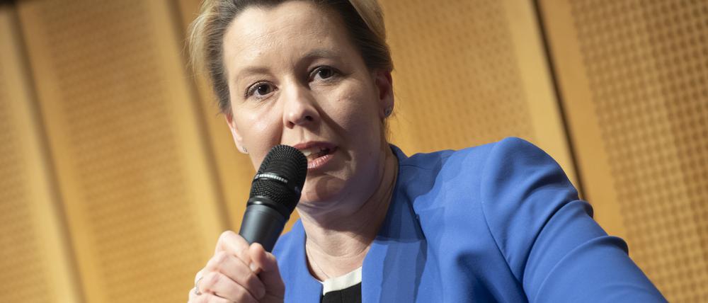 Franziska Giffey, Regierende Bürgermeisterin und SPD-Spitzenkandidatin für die anstehende Wahl zum Abgeordnetenhaus, spricht im Ludwig Erhard Haus bei einer Diskussionsveranstaltung des Vereins Berliner Kaufleute und Industrieller (VBKI) und des «Tagesspiegels». Die SPD-Politikerin will noch vor der Wiederholungswahl über zentrale Aspekte der geplanten Modernisierung der Verwaltung beschließen lassen.