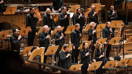 Bei Elena Mendozas „Stillleben“ spielte das Deutsche Symphonie-Orchester auch auf Flaschen.