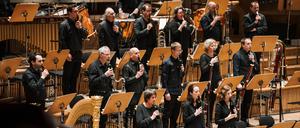 Bei Elena Mendozas „Stillleben“ spielte das Deutsche Symphonie-Orchester auch auf Flaschen.