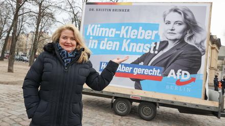 Kristin Brinker (AfD), Spitzenkandidatin ihrer Partei für die Abgeordnetenhauswahl, steht im Rahmen einer Wahlkampfveranstaltung am Schloss Charlottenburg vor einem Wahlplakat. (Symbolbild)