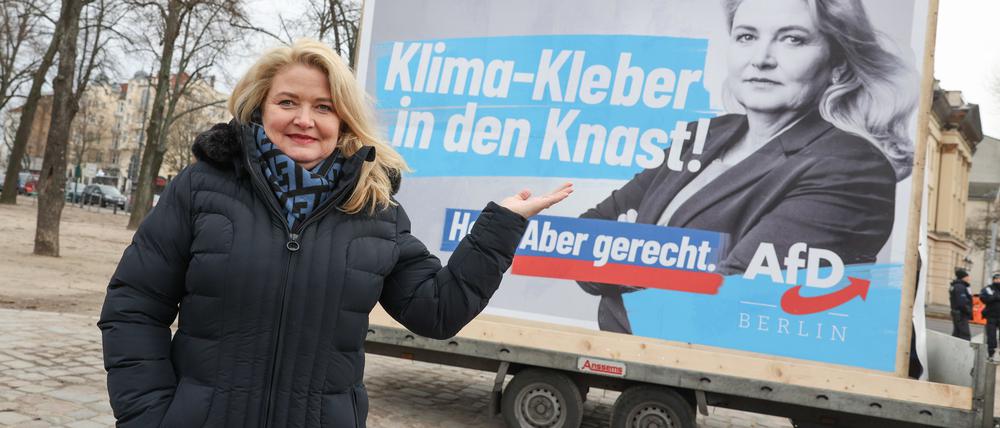 Kristin Brinker (AfD), Spitzenkandidatin ihrer Partei für die Abgeordnetenhauswahl, steht im Rahmen einer Wahlkampfveranstaltung am Schloss Charlottenburg vor einem Wahlplakat. (Symbolbild)