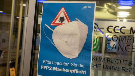 Ein Plakat hängt am Eingang eines Krankenhauses.