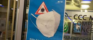 Ein Plakat hängt am Eingang eines Krankenhauses.