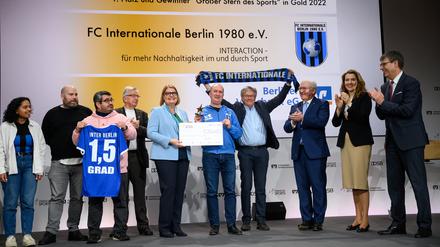 Erfolgreich nachhaltig. Bundespräsident Frank-Walter Steinmeier (3.v.r) zeichnete zusammen den FC Internationale 1980 mit dem ersten Platz aus.