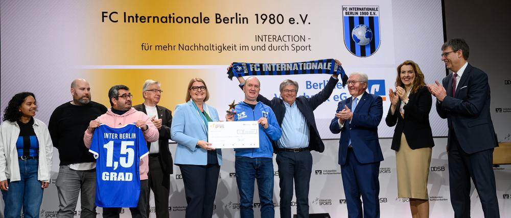Erfolgreich nachhaltig. Bundespräsident Frank-Walter Steinmeier (3.v.r) zeichnete zusammen den FC Internationale 1980 mit dem ersten Platz aus.