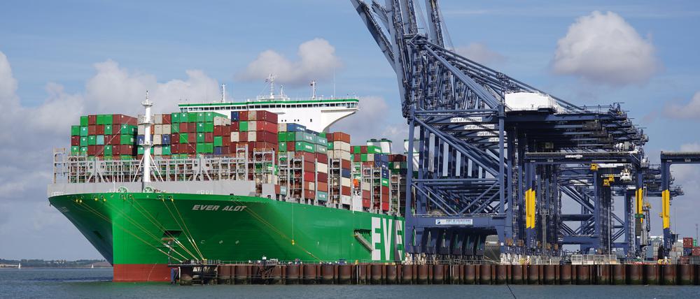 Das Frachtschiff Ever Alot liegt im Hafen von Felixstowe, dem größten und verkehrsreichsten Containerhafen Großbritanniens, vor Anker. 