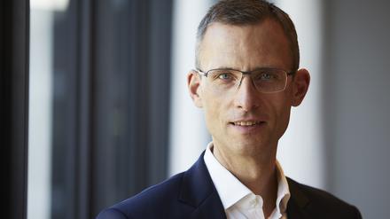 Christoph Vielhaber ist promovierter Betriebs- und Volkswirt.