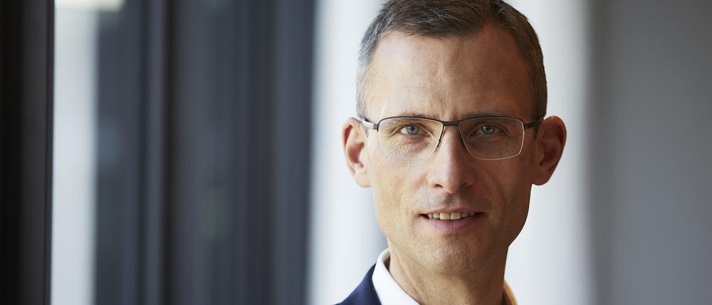 Christoph Vielhaber ist promovierter Betriebs- und Volkswirt.