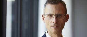 Christoph Vielhaber ist promovierter Betriebs- und Volkswirt.