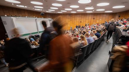 tudenten kommen zur Vorlesung.