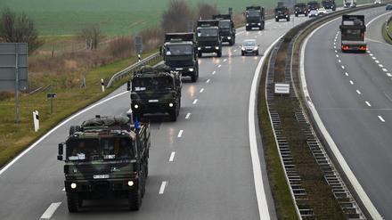 Die Flugabwehrraketengruppe 24 beginnt die Verlegung der ersten beiden der drei zugesagten Patriot-Flugabwehrraketenstaffeln von Deutschland nach Polen. 