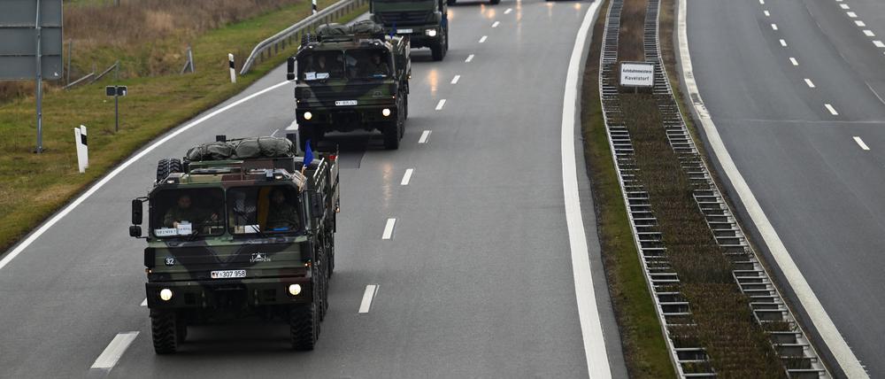 Die Flugabwehrraketengruppe 24 beginnt die Verlegung der ersten beiden der drei zugesagten Patriot-Flugabwehrraketenstaffeln von Deutschland nach Polen. 