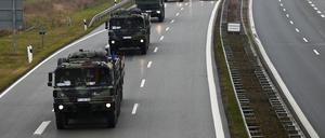Die Flugabwehrraketengruppe 24 beginnt die Verlegung der ersten beiden der drei zugesagten Patriot-Flugabwehrraketenstaffeln von Deutschland nach Polen. 