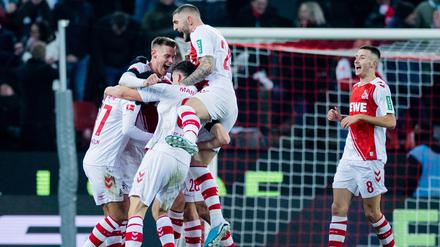 Kölns Steffen Tigges (2.v.l.) freut sich über sein Tor zum 3:0