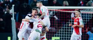 Kölns Steffen Tigges (2.v.l.) freut sich über sein Tor zum 3:0