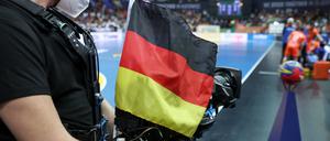 Handball: WM, Niederlande - Deutschland, Hauptrunde, eine Fernsehkamera ist mit einer Deutschlandfahne geschmückt.