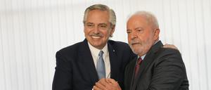 Luiz Inacio Lula (r), Präsident von Brasilien, und Alberto Fernandez, Präsident von Argentinien.