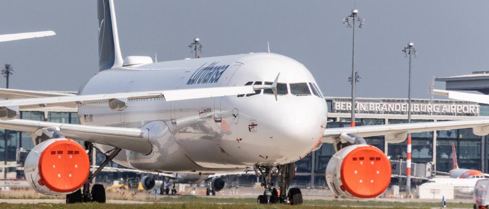Lufthansa parkt Flugzeuge am Hauptstadtflughafen Berlin-Brandenburg (BER).