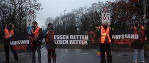 Aktivisten der Gruppe „Letzte Generation“ blockieren in Steglitz die Zufahrt zur Stadtautobahn.