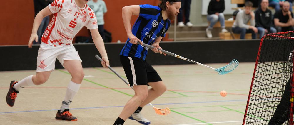 Beim Floorball wird, wie der Name es schon sagt, mit einem Ball gespielt und nicht etwa mit einem Puck.