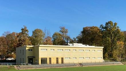 Mit dem Neubau auf dem Hubertussportplatz in Berlin-Grunewald sind nicht alle zufrieden.