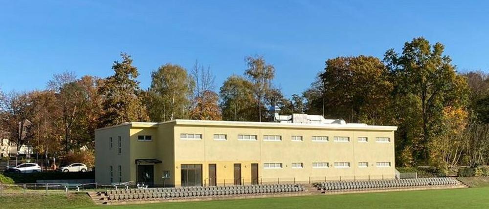 Mit dem Neubau auf dem Hubertussportplatz in Berlin-Grunewald sind nicht alle zufrieden.