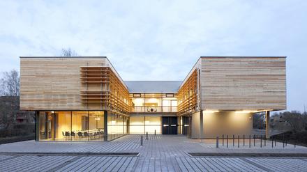 Holzbau. Das Thüringer Forstamt in Stadtroda
musste aus Holz gebaut werden. Logisch.
Die Außenlamellen dienen der Verschattung. Foto: Thomas Eiken – Eckenfotografie