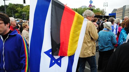 "Nie wieder Judenhass!" - Demonstration am Brandenburger Tor in Berlin # Berlin Mehrere tausend Menschen haben sich am Sonntagnachmittag am Brandenburger Tor in Berlin versammelt, um gegen Judenhass in Deutschland und Europa zu protestieren. Initiiert wurde die Demonstration unter dem Motto äSteh auf! Nie wieder Judenhass!“ vom Zentralrat der Juden in Deutschland. Foto: Kai-Uwe Heinrich