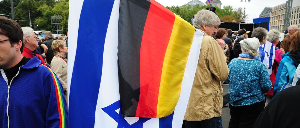 "Nie wieder Judenhass!" - Demonstration am Brandenburger Tor in Berlin # Berlin Mehrere tausend Menschen haben sich am Sonntagnachmittag am Brandenburger Tor in Berlin versammelt, um gegen Judenhass in Deutschland und Europa zu protestieren. Initiiert wurde die Demonstration unter dem Motto äSteh auf! Nie wieder Judenhass!“ vom Zentralrat der Juden in Deutschland. Foto: Kai-Uwe Heinrich