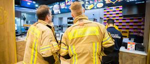 Feuerwehrleute bestellen im Restaurant „City Chicken  – das Original seit 1996“ auf der Sonnenallee in Berlin-Neukölln „Helden Menü“. 