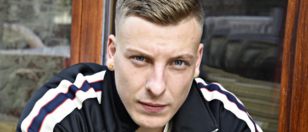 Der Comedian, Stand-up-Comedian und Autor Felix Lobrecht in der Oranienstraße in Berlin Kreuzberg.