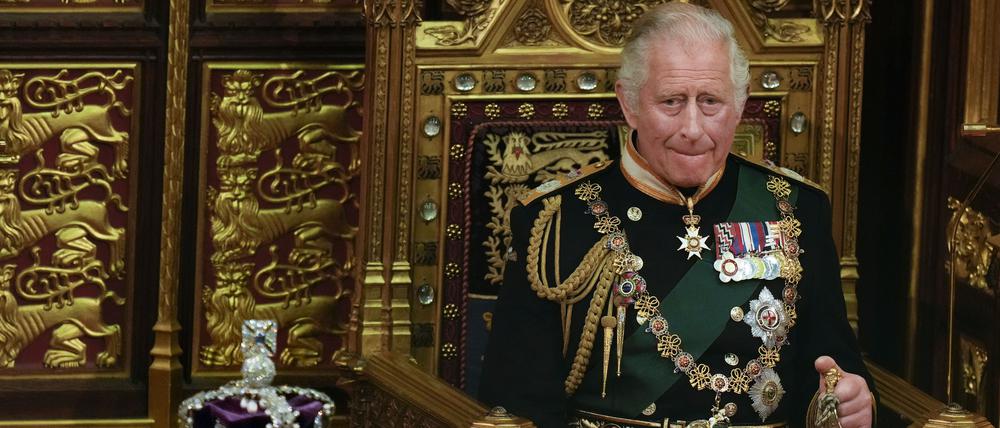 Der damalige Prinz Charles sitzt neben der Krone der Königin während der Eröffnung des Parlaments in Westminster.