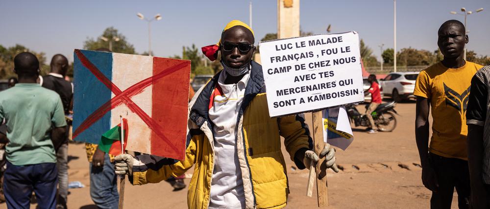 Ein Demonstrant fordert den Abzug der französischen Truppen vom Stützpunkt Kamboisin bei Ouagadougou.