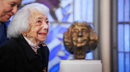 Margot Friedländer, Holocaust-Überlebende, und Franziska Giffey, Regierende Bürgermeisterin von Berlin, stehen nach der Verleihung des Bundesverdienstkreuzes 1. Klasse neben einer Büste, die Friedländer zeigt.