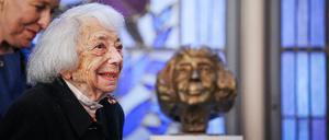 Margot Friedländer, Holocaust-Überlebende, und Franziska Giffey, Regierende Bürgermeisterin von Berlin, stehen nach der Verleihung des Bundesverdienstkreuzes 1. Klasse neben einer Büste, die Friedländer zeigt.