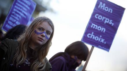 Frauen bei einer Demonstration gegen geschlechtsspezifische Gewalt in Frankreich