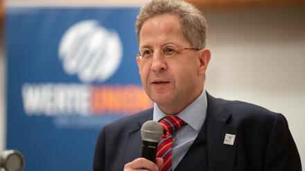 Der frühere Präsident des Bundesamtes für Verfassungsschutz, Hans-Georg Maaßen, ist offenbar wegen Volksverhetzung angezeigt worden.