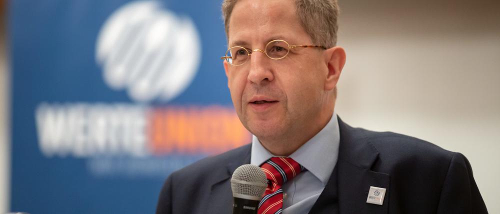 Der frühere Präsident des Bundesamtes für Verfassungsschutz, Hans-Georg Maaßen, ist offenbar wegen Volksverhetzung angezeigt worden.