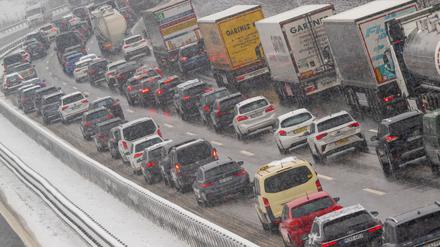 Über die Autobahn. Die meisten Güter werden über die Straße transportiert. 