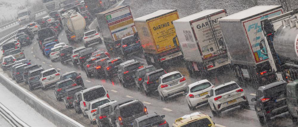 PKW, Busse und LKW stehen auf der Autobahn A8 am Irschenberg im Stau Richtung Norden.