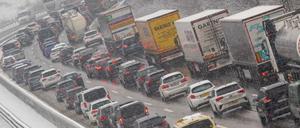 PKW, Busse und LKW stehen auf der Autobahn A8 am Irschenberg im Stau Richtung Norden.