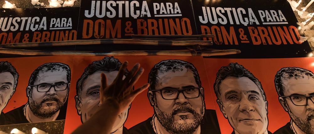 (FILES) In this file photo taken on June 23, 2022 Brazilian indigenous people protest for the demarcation of indigenous land and over the murder of British journalist Dom Phillips and Brazilian Indigenous affairs specialist Bruno Pereira, in Sao Paulo, Brazil. (Photo by NELSON ALMEIDA / AFP)