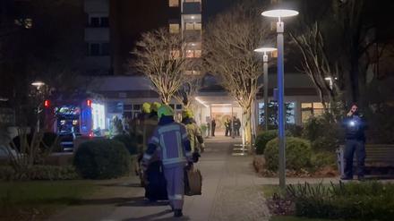 Wegen eines Brandes in einer Seniorenresidenz in Berlin haben Dutzende Menschen ihre Wohnungen verlassen müssen. Im Eingangsbereich des 13-stöckigen Hochhauses seien rund 50 Bewohner betreut worden, sagte ein Feuerwehrsprecher am frühen Dienstagmorgen. Verletzte gab es nach ersten Erkenntnissen nicht.