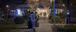 Wegen eines Brandes in einer Seniorenresidenz in Berlin haben Dutzende Menschen ihre Wohnungen verlassen müssen. Im Eingangsbereich des 13-stöckigen Hochhauses seien rund 50 Bewohner betreut worden, sagte ein Feuerwehrsprecher am frühen Dienstagmorgen. Verletzte gab es nach ersten Erkenntnissen nicht.