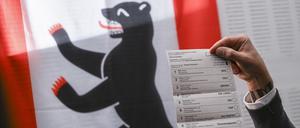 Ein Mann hält den Stimmzettel für die Erststimme in den Händen. Zum Beginn der Briefwahl für die Berliner Wiederholungswahlen am 12. Februar werden bei einem Pressetermin im Rathaus Zehlendorf die Vorbereitungen vorgestellt. +++ dpa-Bildfunk +++
