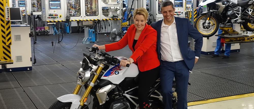 Ein bisschen Show muss sein. Franziska Giffey und Raed Saleh im Motorradwerk von BMW in Spandau.