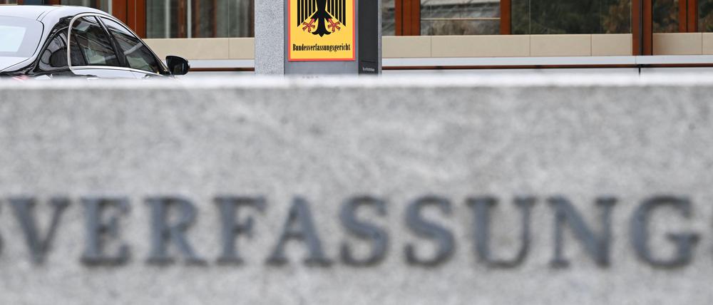 24.01.2023, Baden-Württemberg, Karlsruhe: Ein Hinweisschild mit Bundesadler und dem Schriftzug Bundesverfassungsgericht ist vor dem Gericht zu sehen. Der Zweite Senat will um 10.00 Uhr ein Urteil zur staatlichen Parteienfinanzierung verkünden. Foto: Uli Deck/dpa +++ dpa-Bildfunk +++