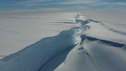 Der Riss Chasm-1 blieb viele Jahre inaktiv, hat aber nun einen neuen Eisberg geschaffen.
