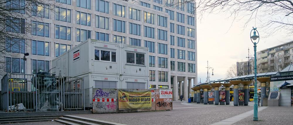 Container dienen seit Jahren der Baustellenlogistik auf dem Henriettenplatz in Halensee.