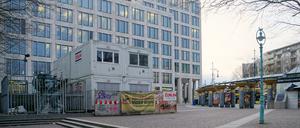 Container dienen seit Jahren der Baustellenlogistik auf dem Henriettenplatz in Halensee.